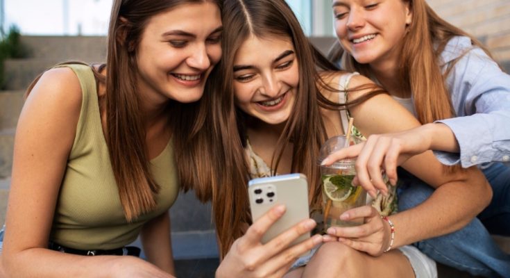 Gen Z Is Obsessed with Anonymous Confession